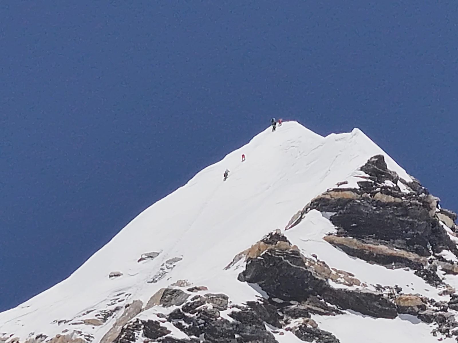 Couple becomes first Chinese to scale Nuptse